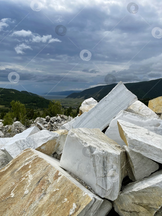 Скачать Вид на озеро Байкал с Бугульдейского мраморного карьера. Россия фотосток Ozero