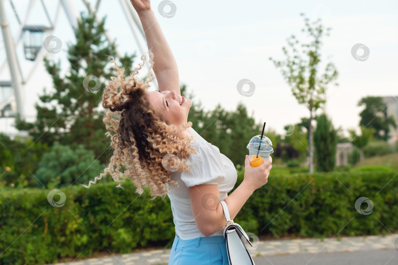 Скачать Девушка с напитком на открытом воздухе фотосток Ozero