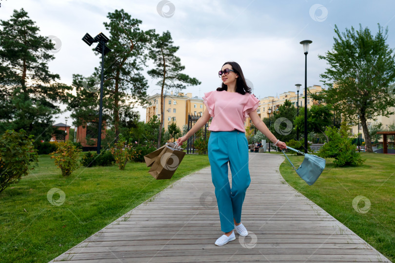 Скачать Кавказская деловая женщина-шопоголик фотосток Ozero