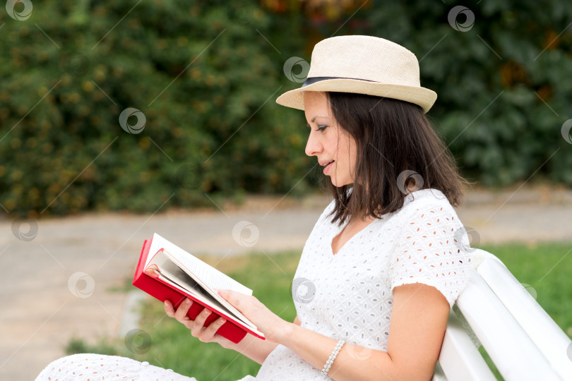 Скачать Женщина с красной книгой фотосток Ozero