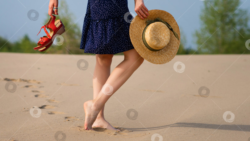 Скачать Женщина босиком по песку фотосток Ozero