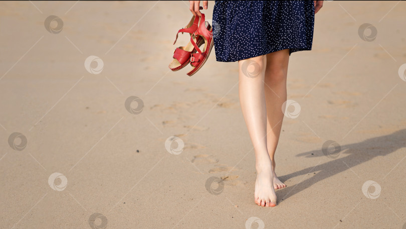 Скачать Женщина босиком по песку фотосток Ozero