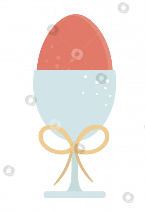 Скачать Векторная иллюстрация цветного яйца в чашке для яиц с бантом, выделенным на белом фоне. Традиционный символ Пасхи и элемент дизайна. Симпатичная картинка с весенним значком. фотосток Ozero