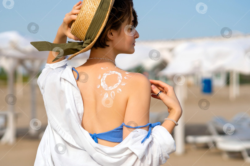 Скачать Женщина с солнцезащитным кремом в форме Солнца фотосток Ozero