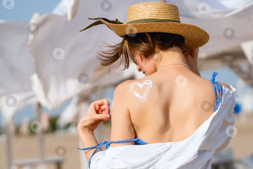 Скачать Женщина с солнцезащитным кремом в форме сердца фотосток Ozero