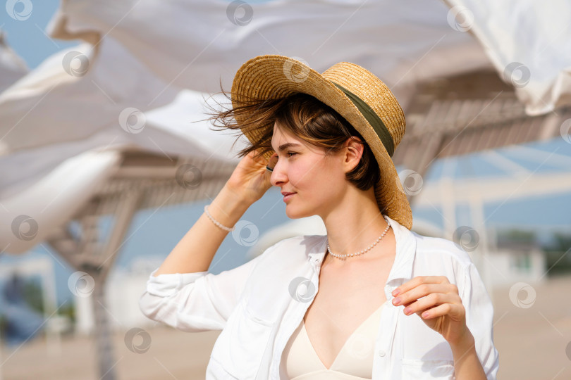 Скачать Кавказская девушка на пляже в ветреный день фотосток Ozero