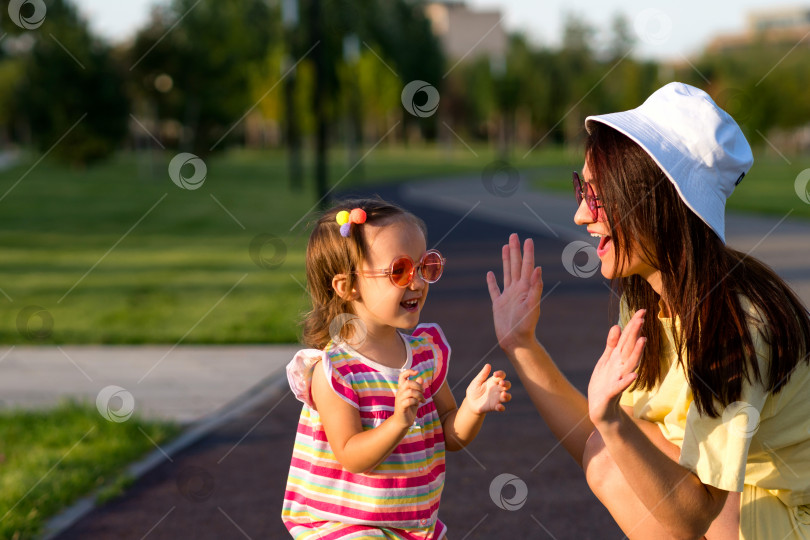 Скачать Маленькая девочка и мама. Семейная прогулка фотосток Ozero