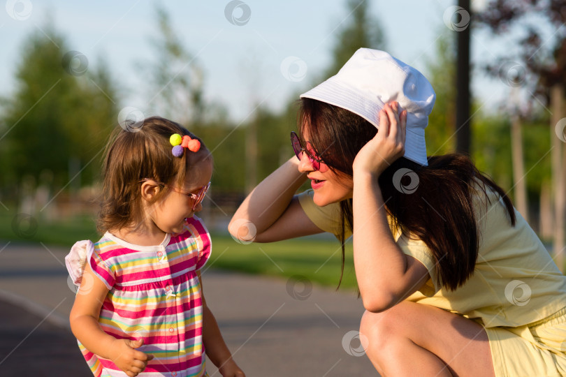 Скачать Маленькая девочка и мама. Семейная прогулка фотосток Ozero