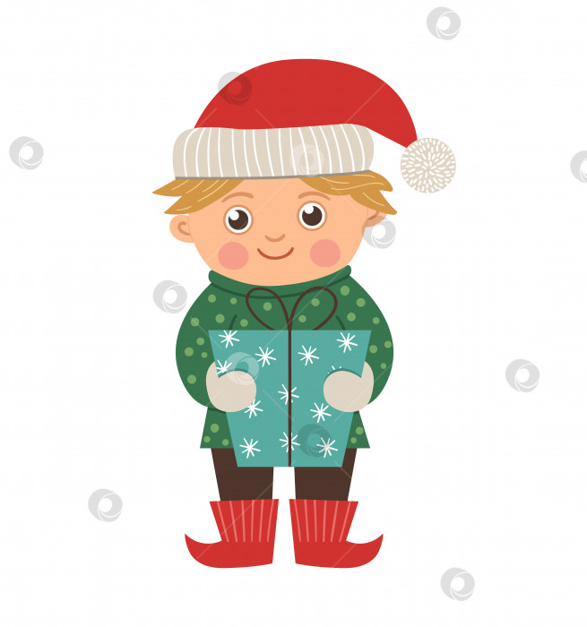 Скачать Векторный счастливый мальчик с золотистыми волосами, держащий в руках подарок. Симпатичная детская иллюстрация, похожая на зимнего эльфа, изолированная на белом фоне. Забавная картинка в плоском стиле для рождественского, новогоднего или зимнего дизайна фотосток Ozero