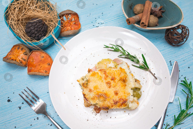 Скачать Запеканка с беконом и брюссельской капустой. Бекон, сыр и брюссельская капуста, запеченные в сливочном соусе. фотосток Ozero