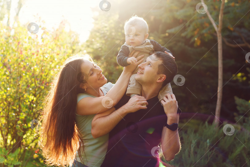 Скачать Семейный летний день на открытом воздухе фотосток Ozero