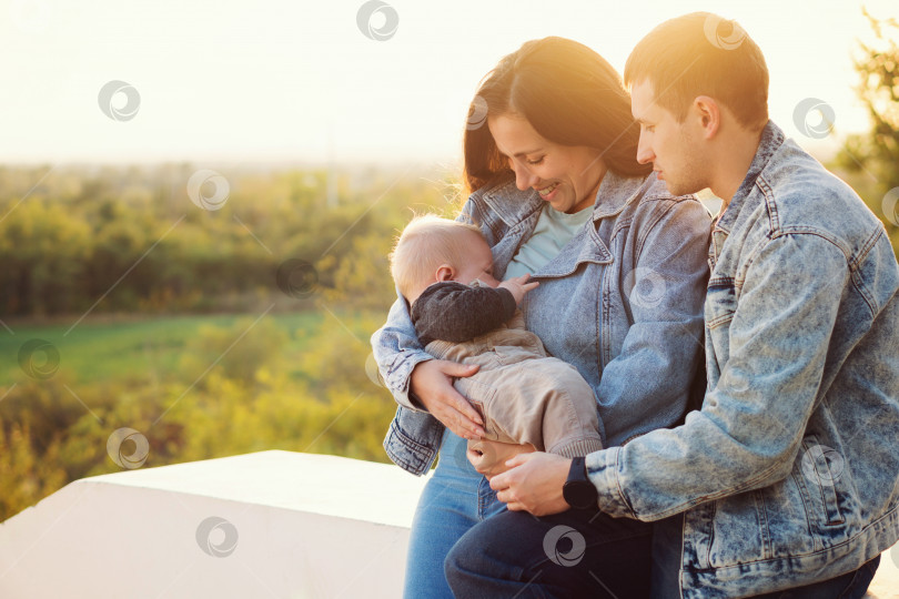 Скачать Мать кормит ребенка грудью на открытом воздухе фотосток Ozero