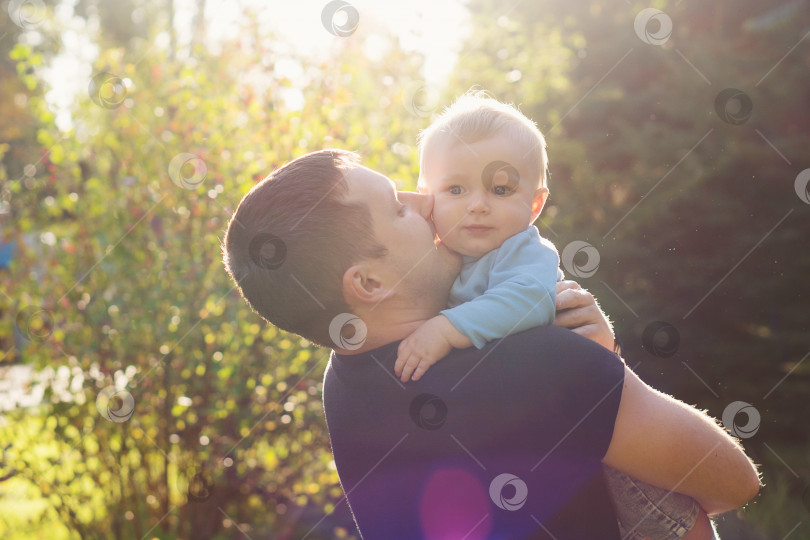 Скачать Отец с маленьким мальчиком на открытом воздухе фотосток Ozero
