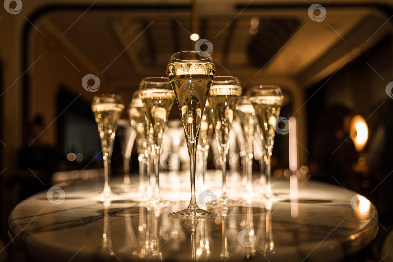 Скачать набор бокалов для шампанского на столешнице (золотистое легкое игристое изысканное вино в ресторане) фотосток Ozero