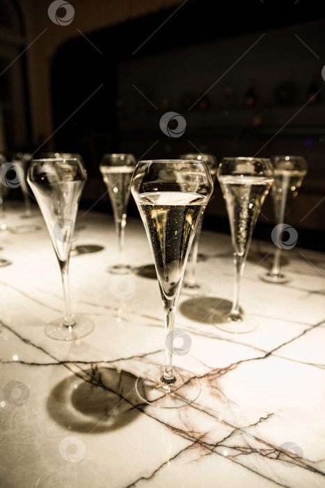 Скачать набор бокалов для шампанского на столешнице (золотистое легкое игристое изысканное вино в ресторане) фотосток Ozero
