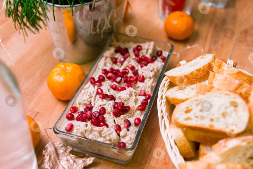 Скачать Паштет из тунца, посыпанный зернами граната, и корзиночка с ломтиками хлеба для намазывания фотосток Ozero