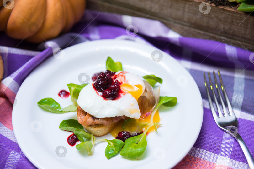 Скачать Яйцо-пашот на брускетте с беконом и клюквенным джемом, кукурузный салат фотосток Ozero