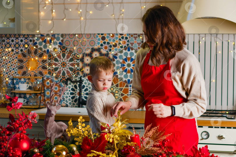 Скачать Мать и сын празднуют Рождество фотосток Ozero