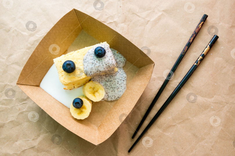 Скачать Японское печенье Кастелла с бананом, черникой и йогуртом с семенами чиа фотосток Ozero