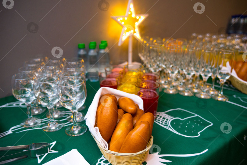 Скачать Праздничный стол. Русские пироги, безалкогольные напитки и пустые бокалы для вина. фотосток Ozero