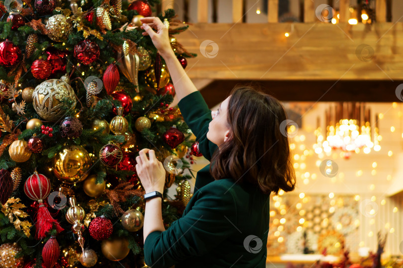 Скачать Женщина в гостиной празднует Рождество фотосток Ozero