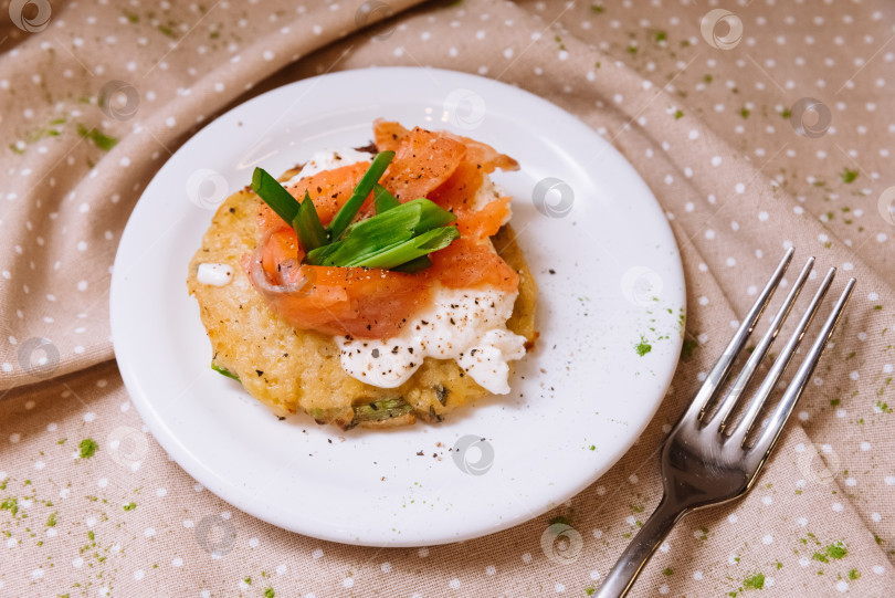 Скачать Картофельные оладьи с красной рыбой и зеленым луком. Порция. Маленькая тарелочка. фотосток Ozero