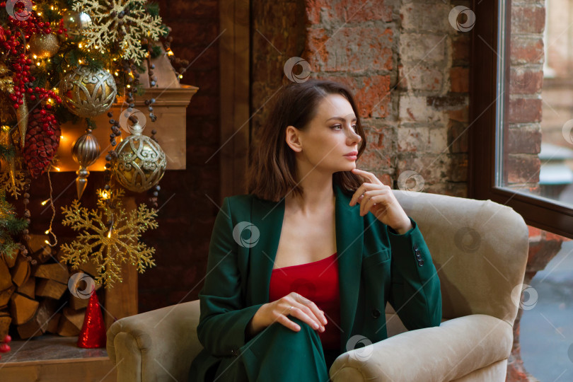 Скачать Женщина в гостиной празднует Рождество фотосток Ozero