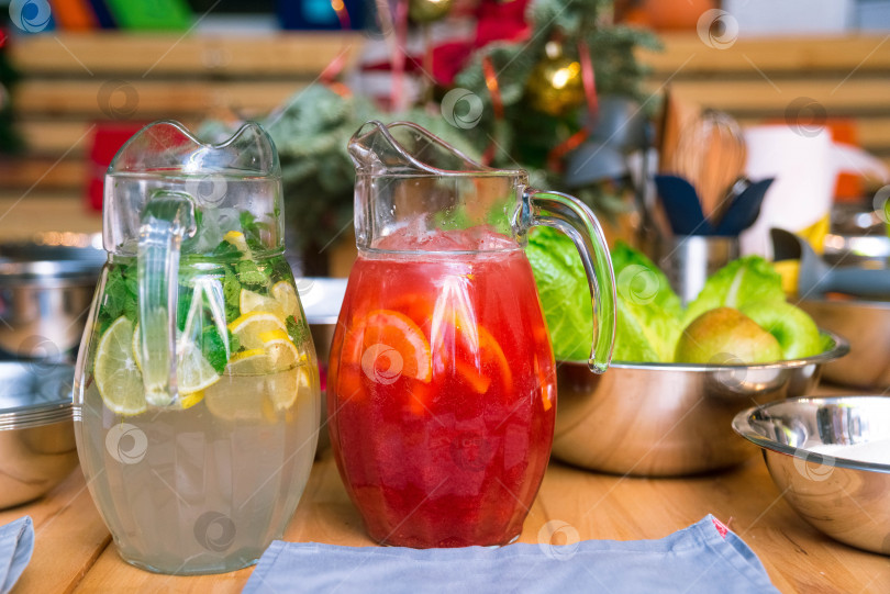 Скачать Безалкогольные напитки лимонады в больших стеклянных кувшинах на кухонном столе фотосток Ozero