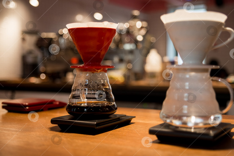 Скачать альтернативный способ приготовления кофе, две кофейные воронки устанавливаются на весы и варят горячие напитки, кофейный фильтр фотосток Ozero
