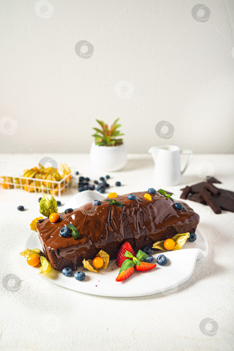 Скачать шоколадный торт с ягодами на белом фоне. тонировка. избирательный фокус фотосток Ozero