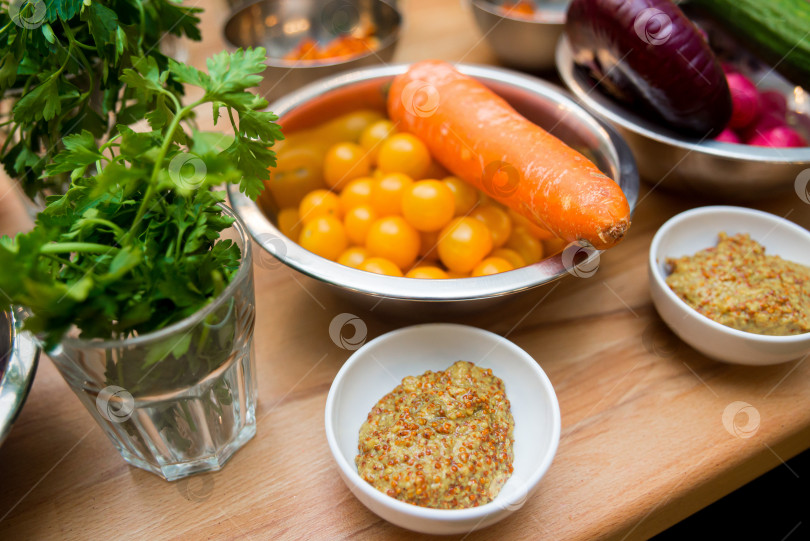 Скачать Ингредиенты для приготовления ужина. Сырые овощи на деревянном столе. Избирательный фокус. фотосток Ozero