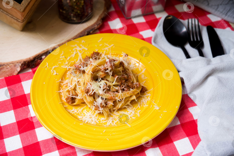 Скачать Порция пасты с соусом Болоньезе, посыпанная тертым сыром фотосток Ozero