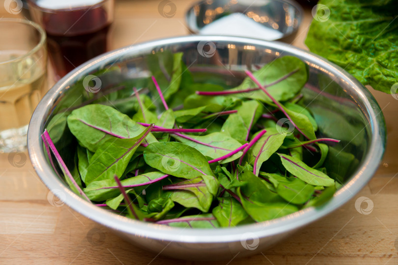 Скачать Зеленый салат в миске на деревянном столе, крупным планом фотосток Ozero