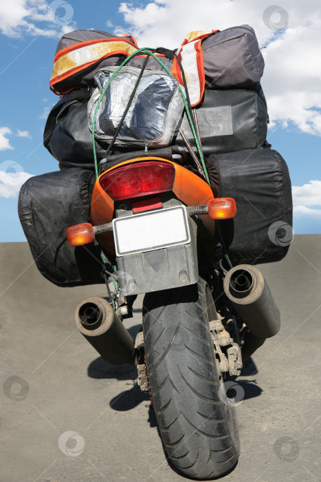 Скачать мотоцикл, нагруженный багажом фотосток Ozero