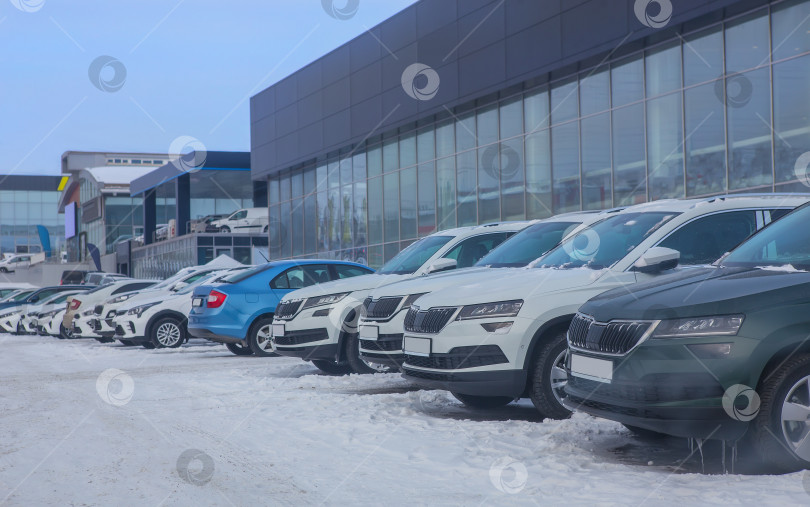 Скачать Автомобили на продажу в Стоковом ряду. фотосток Ozero