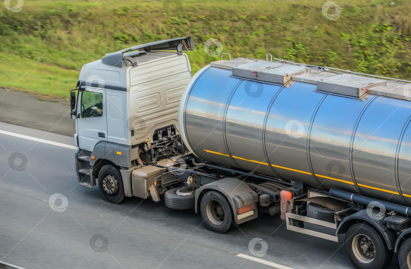 Скачать грузовик-цистерна движется по шоссе фотосток Ozero