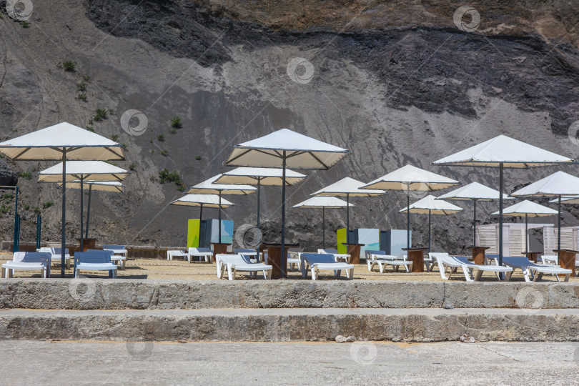 Скачать Пляжные зонтики и шезлонги на пляже фотосток Ozero