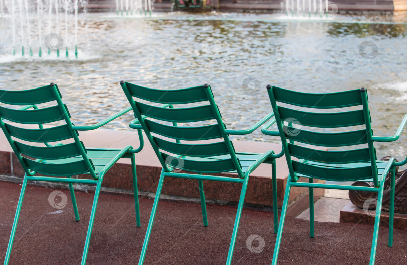 Скачать кресла для отдыха у фонтана фотосток Ozero