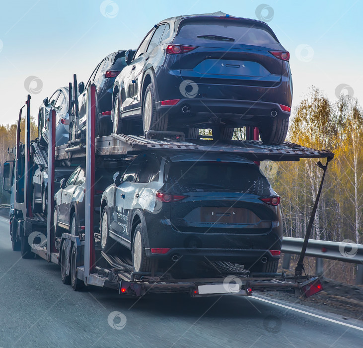 Скачать Грузовик-автовоз на полуприцепе по шоссе фотосток Ozero