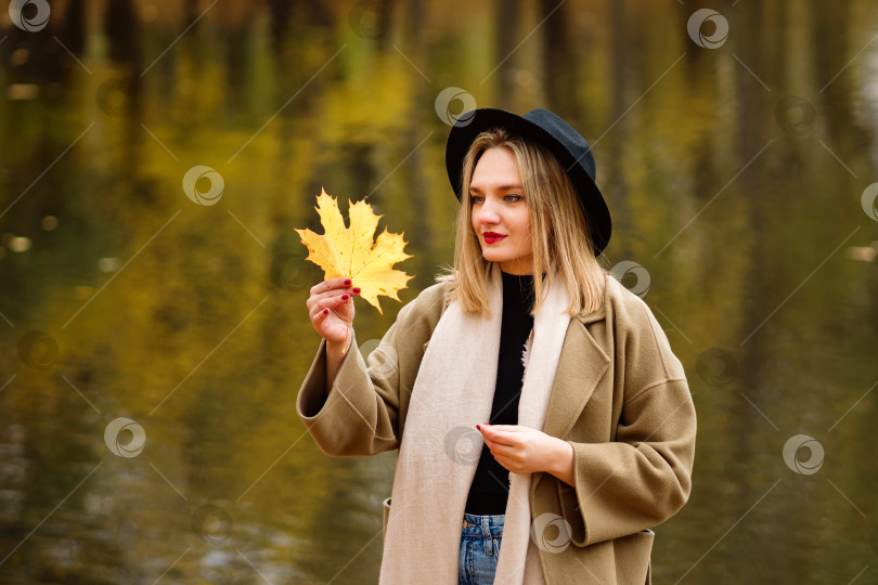 Скачать Женщина в осенний сезон фотосток Ozero