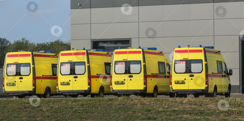 Скачать Новые машины скорой помощи на стоянке фотосток Ozero