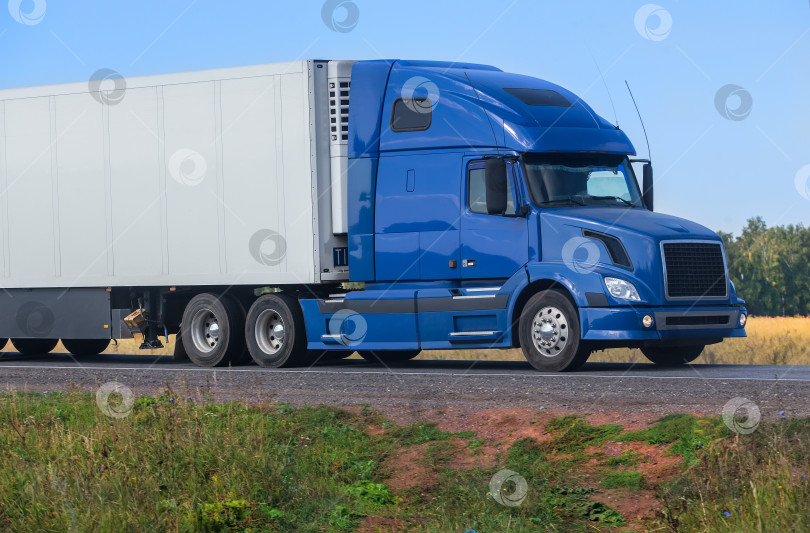 Скачать грузовик движется по шоссе фотосток Ozero