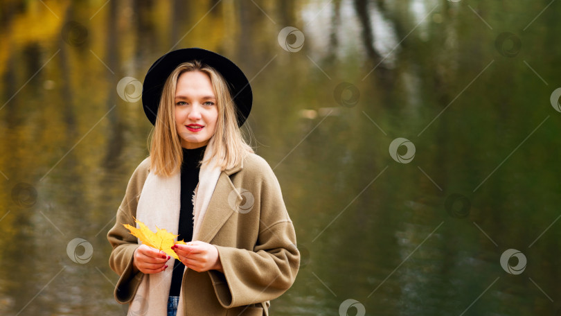 Скачать Женщина в осенний сезон фотосток Ozero