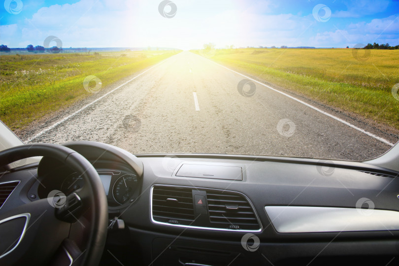 Скачать Вид из лобового стекла автомобиля, едущего по дороге на закате фотосток Ozero