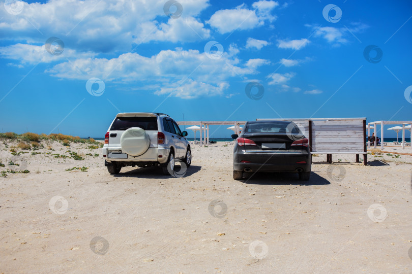 Скачать Автомобили на песчаном пляже фотосток Ozero