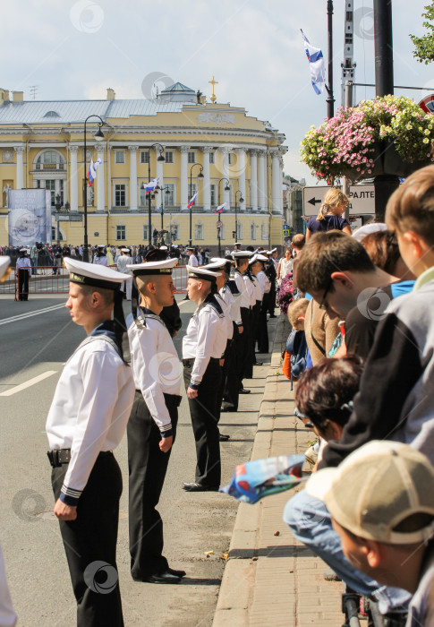 Скачать Шеренга моряков в оцеплении. фотосток Ozero