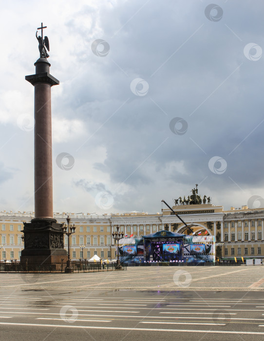 Скачать Подготовка Дворцовой площади к праздничному концерту. фотосток Ozero