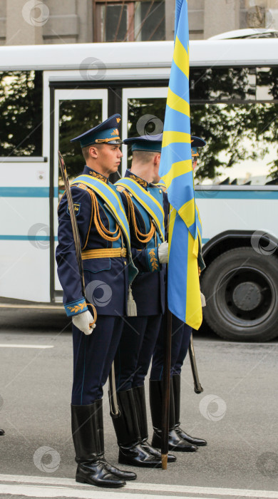 Скачать Военная группа с флагом. фотосток Ozero