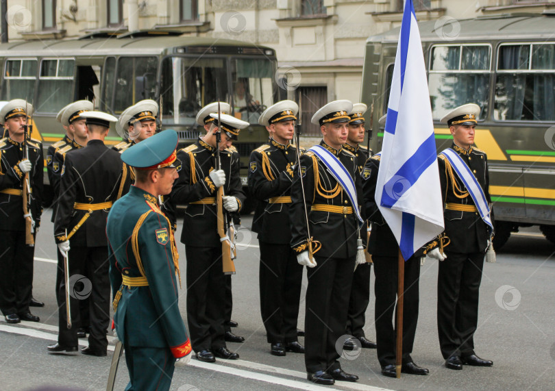 Скачать Командир взвода военных возле флага. фотосток Ozero