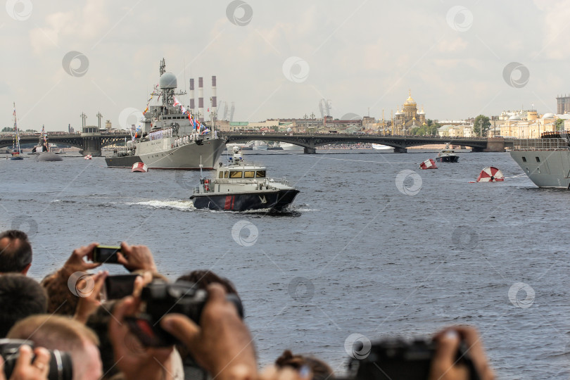 Скачать Люди фотографируют парад военных кораблей. фотосток Ozero